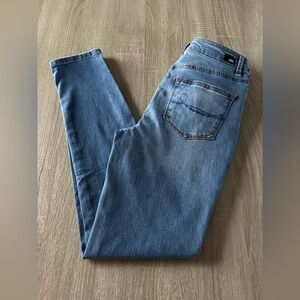 NWT … DEREK HEART “Size: 5” Skinny Mid Rise Jeans